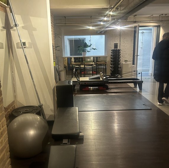 Gratz製リフォーマーとLifefitness社ケーブルマシンを使用